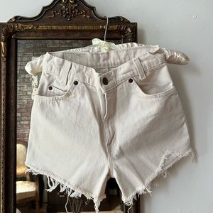 VINTAGE WHITE LEVI’S HIGH RISE SHORTS